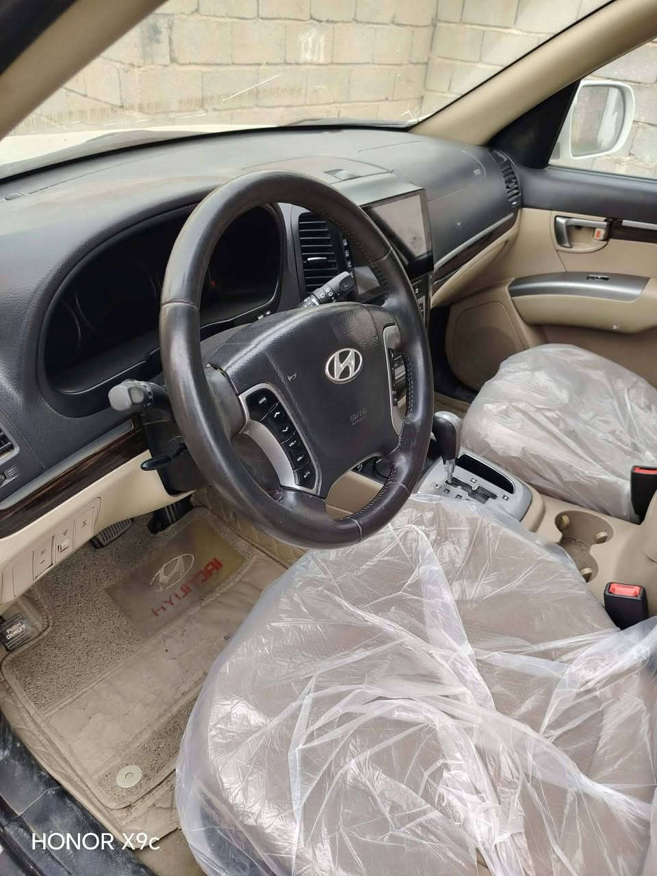 السلام سنتافي 2012 خليجي رقم بغداد باسمي فول موصفات 1/1 محرك 6V 3500 الموصفات بصمه تحكم ستيرن جهتين  3 قطع تبريد فتحه كشن كهرباء تبريد بيانو 7 راكب شاشة كامرة گير مكينة مكفوله وضع شركة 
السعر 165
مكان السيارة ديالى
***********
