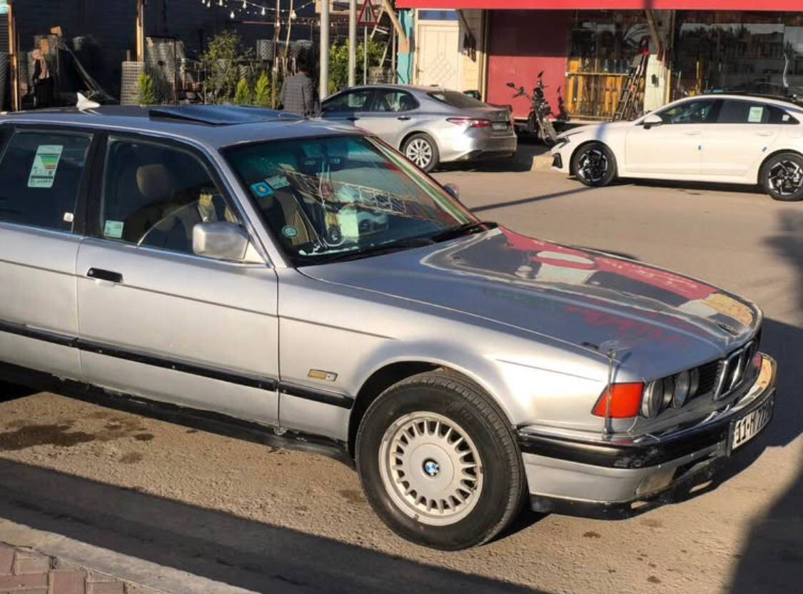 BMW
لون سلفر
موديل 1992 
محرك 6سلندر. 3.5
بدون ضربه صبغ عام للجمالية فقط
رقم بغداد جديد سنوية للـ 2027 باسمي تحويل مباشر
صدر مشتغله جديد 
تخم تاير نص عمره
محرك مكفول 
گير گصه  شاده جديد
كهربائيات كله شغاله 
تبريد شغال تاسيس جديد وكمبريسر جديد
للاستفسار التواصل واتساب واتصال
***********
