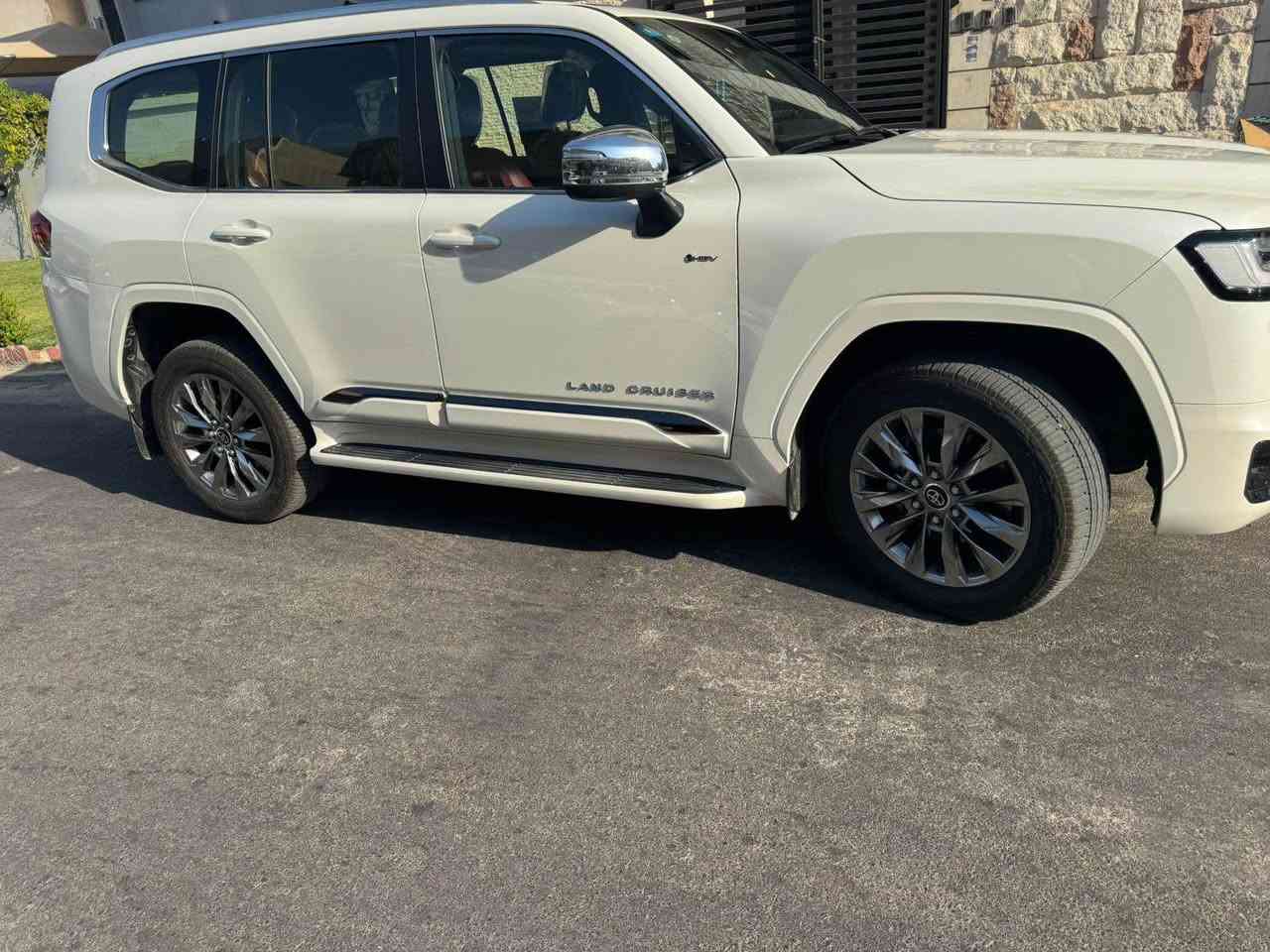 لاندكروز هايبرد VXR فول مواصفات بريم موديل 2025 السيارة جديده ماشيه ٧,٠٠٠ كم لون ابيض رقم بغداد 
مكان السيارة 
بغداد/الحارثية 
السعر ٩٤,٥٠٠$ وبيها مجال 
التواصل/*********** بغداد, العراق

