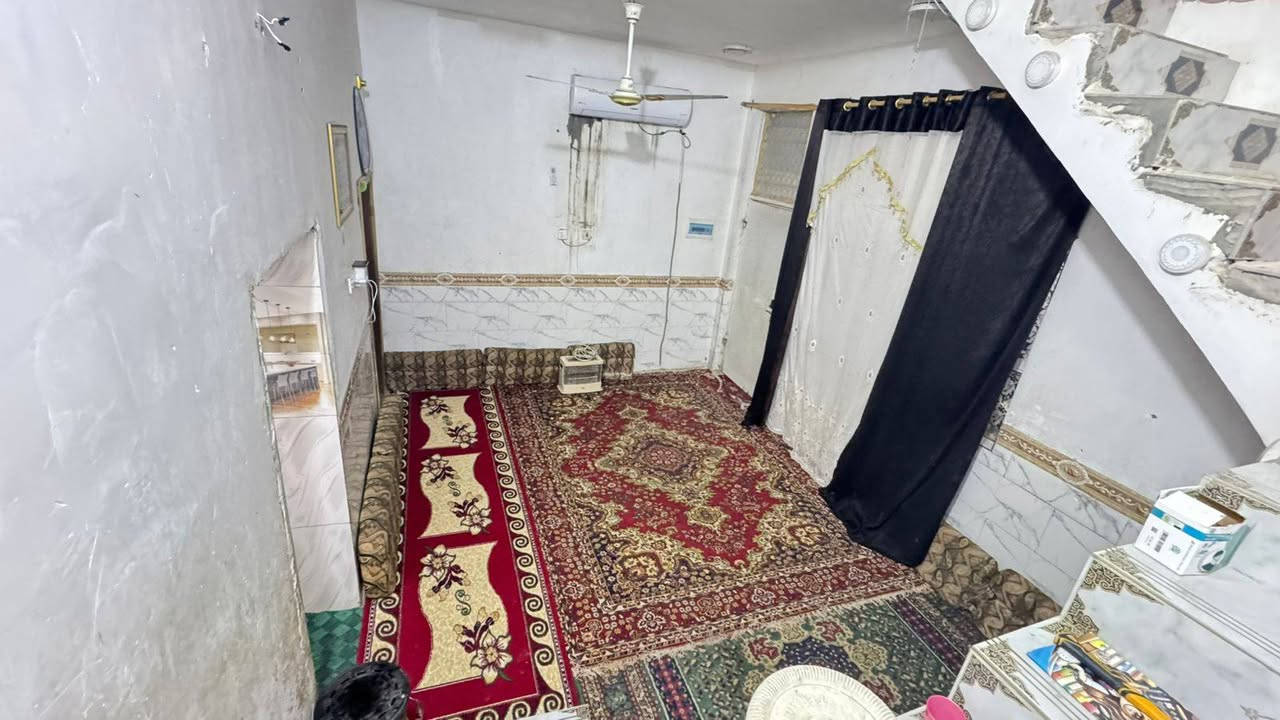 السلام عليكم بيت للبيع بحي الامام المهدي مساحه ١٠٠متر مربع طابوق كونكريت طابق واحد غرفه وصاله ومطبخ واستقبال وصحيات بنيان جديد على شارع ٤٠ للتواصل ***********
