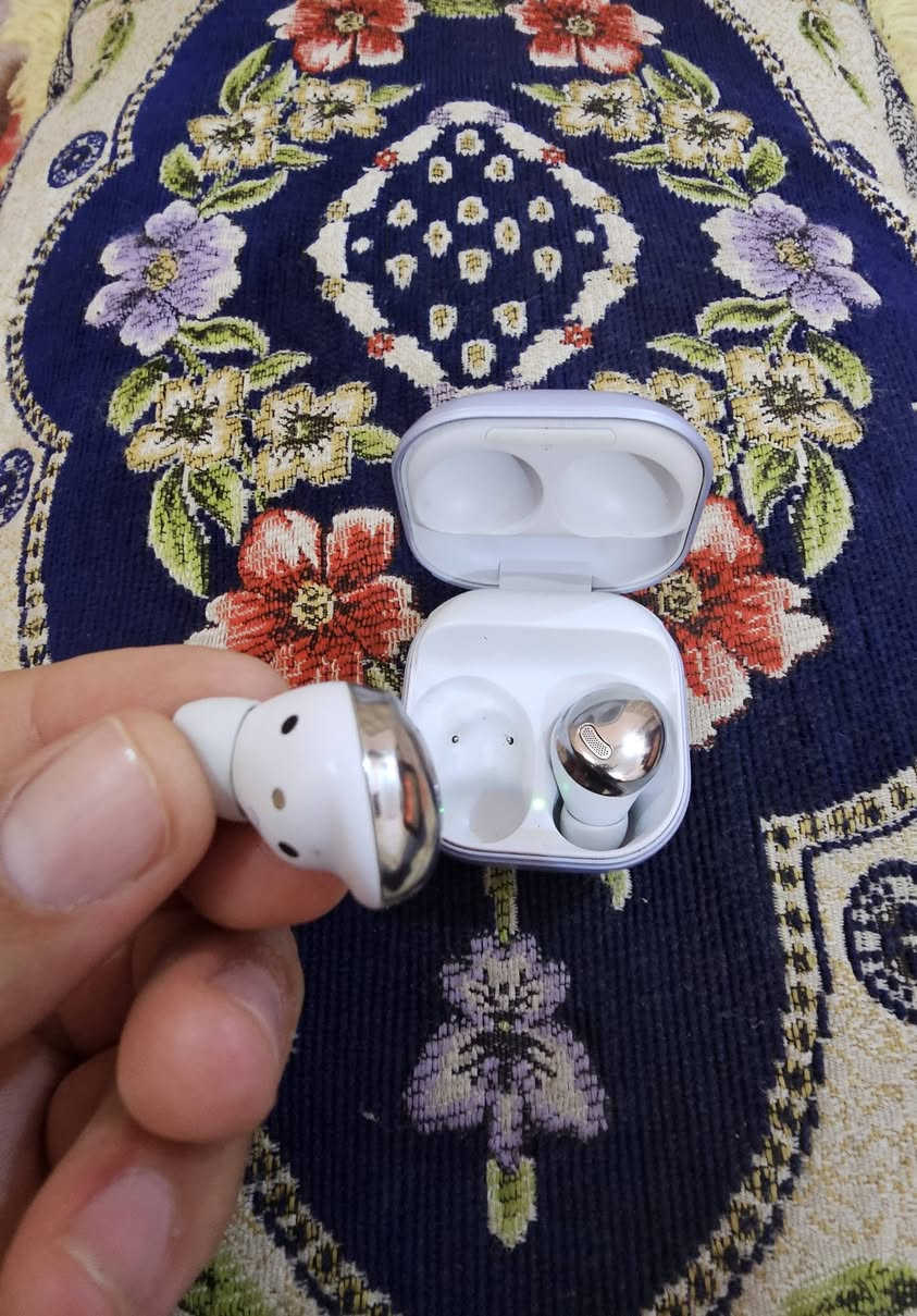 Samsung Galaxy buds pro للبيع
السماعة نظيفة كلش مع كامل ملحقاتها 
-نظام عزل الضوضاء active noise cancelling 
-بطارية من ٥ الى ١٨ ساعة استخدام 
-مقاومة للماء بمعيارية ipx7 
-تدعم اللمس 
-تحتوي على ثنين مايكروفون للاتصال 
وباقي المميزات الاضافية وبيها اكثر من نمط لتشغيل الموسيقى والتحكم بيها عن طريق تطبيق واتساب  ***********
