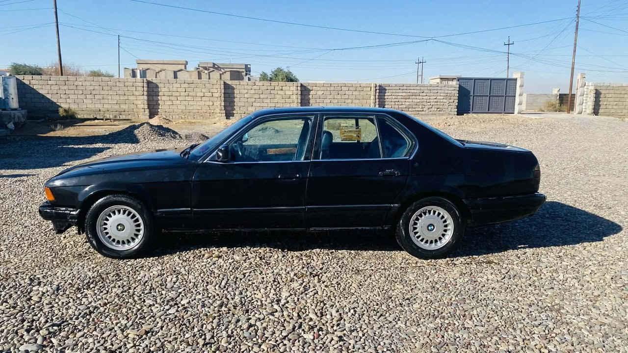 السلام عليكم بي ام 735 موديل1991 سنوية عضم عاج شرط وكالة وتحويل صدر امامي خلفي نضيف تخم تاير جديد ويل شمس حاوية سكليتر كهربائي كشنات جلد غرفته حلوة كشره شوف العين منضومه تبريد مربوطه وشغال لايتات زنون بكات كله شغالة مابيه كلوب نقص مراوس فقط مكان بيجي ***********
