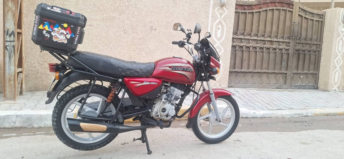 دراجة بوكسر موديل ٢٠١٨
نظافة فول جديده بلادية 
محرك ما مفتوح 
جاهزة كلشي بيها شغال 
مزودة دبل اشارة رباعي + جنطة GS 
رقم ديالى سنوية بأسمي شرط التحويل مباشر 
المكان بعقوبة التحرير رقم الموبايل *********** 
السعر ١٧٠٠ ( مليون و٧٠٠ ) بيها مجال للشراي
