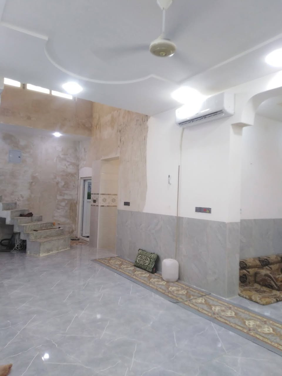 السلام عليكم بيت للبيع المساحه 200متر يحتوي على استقبال 7/4
وصاله 9/4
وغرفتين 5/4كل غرفه
مطبخ حار او مطبخ بارد
صحيات داخليه او خارجيه 
بناء جديد صارله أقل سنه 
موقع كربلاء حي الساهرون ثالث قطعه عن شارع الحزام الاخضر قرب مجمع الغدير موقع كلش حلوو 
سعر 147وبي مجال قليل 
***********
***********
