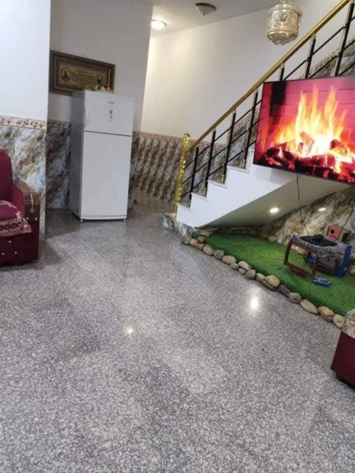 للايجار يوجد بيت حديث البناء 2022 يتكون من 3 غرف نوم و مطبخ وصاله استقبال وصحيات طابق ارضي وصحيات طابق ثاني وطرمه وبيتونه وصطح ومتوفر جميع انواع الخدمات الموقع مميز جدا ديالى بعقوبه المركز السراي كورنيش ديالى يبعد عن شارع العالم كورنيش حوالي 200 متر ويبعد على شارع العام خريسان وسوق بعقوبه المركز 150 متر موقع البيت بين شارعين مساحه البيت 105 متر يجاره 500 الف الاستفسار اكثر اتصل على رقم مكتب دلاليه الربيعي لعقار 
***********
***********
