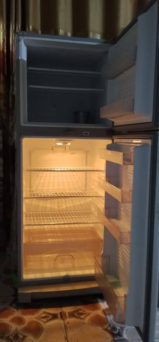 ثلاجه نوفل 12 قدم جديده استخدام قليل السعر 200 الاتصال *********** بصره حيانيه
