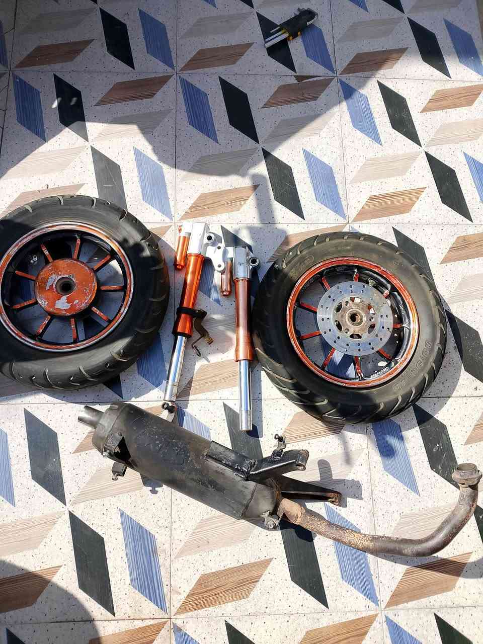 غراض وياله ثقيل هنه ولتايرات ب50 دبلات ثقيل مو خفيف ب25صلننصه اف ام عل شرط إذا مو فصلات ونار طلع مرجوعه وصوتها يخبل ب 20متواجد عل فيس مكاني بابل الجزائر هاذا رقمي ***********
