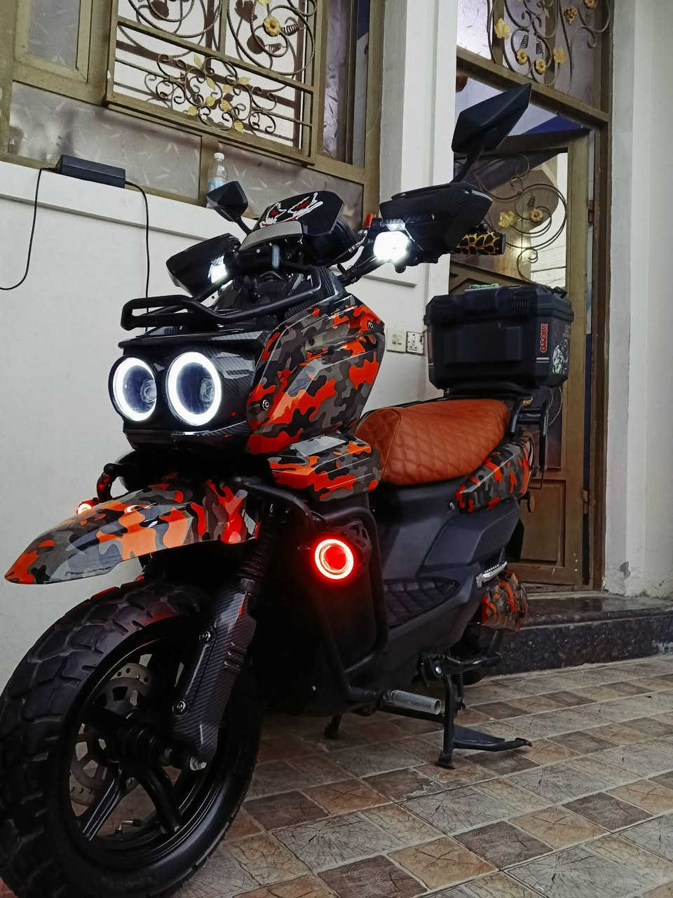 سلام عليكم للبيع شركه جوهره البحريه اكس موتور (البرتقاليه 6بطاريات المسطره علفحص زنون2 ورماش السعر 1200وبي مجال  6بطاريات المسطره  ملاحضه وصل الشراء. موجود بل صور لحد يكسر بيهن اتصال بل رقم ***********
