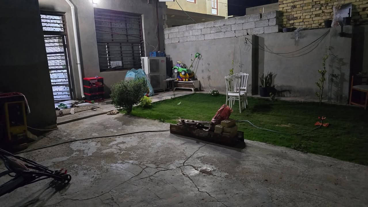 سند ٢٥ مشمول بالتطويب
ارض زراعيه المساحه ٧٠٠ متر 
تحتوي على (....ثلاث بيوت ....)
بناء حديث
البيت الأول مساحه البناء ٢٢٤ متر كونكريت درجه اولى سنه البناء ٢٠٢٤
البيت الثاني 
مساحه البناء ١٠٠ متر بناء درجه اولى سنه البناء ٢٠٢٤
البيت الثالث 
مساحه البناء ٢٠٠ متر
بناء سنه ٢٠١٧
العنوان طريق السنيه السياحي 
قرب اسواق بركات الزهراء
بسعر مناسب 
مع توفر كافه الخدمات

تبعد عن الشارع العام ٥٠ م
تباع كامله مع البيوت او يباعن بيتين 
لباقي التفاصيل الاتصال بالرقم وبيك خير ودلل
***********
