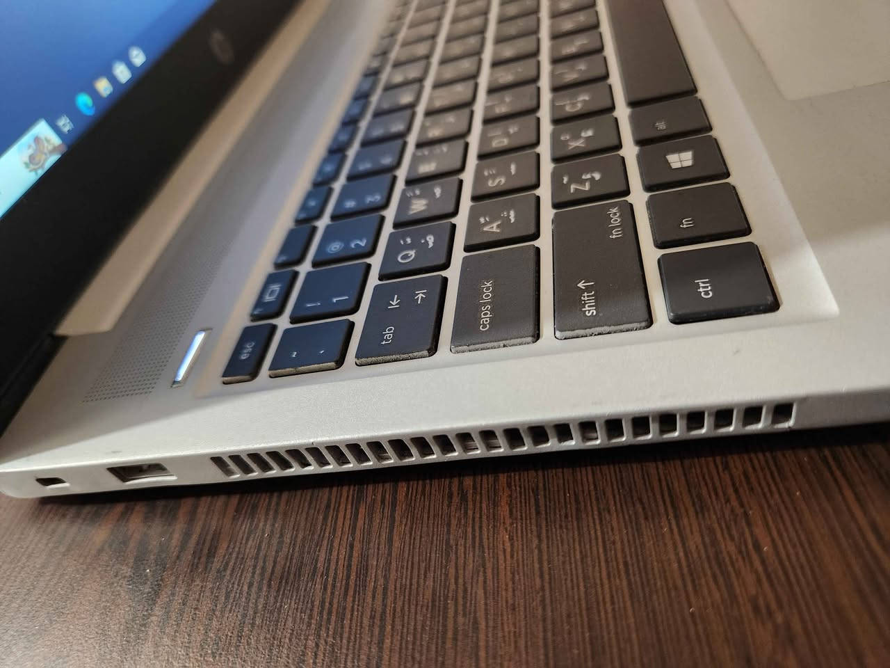 السلام عليكم 
لابتوب hp probook 445 g7 
مناسب للبرامج الهندسية والالعاب والمحاسبة
معالج ryzen 5 4650u  يعادل i5 جيل ١١
6 أنوية 
رام 16 ddr4 
Ssd 256
كرت شاشة Amd مخصص 2gb وشير 6gb 
يشغل العاب قوية 
شاشة 15.6 FHD 
نظافة عالية 
بطارية 5 ساعات 
السعر ٣٨٠ الف واذا رام ٨  يصير ٣٤٠ الف 
ضمان شهر 
موجود توصيل للمحافظات أربيل, العراق


**إذا كنت صاحب هذا الإعلان وتريد حذفه لأي سبب، رجاءا أرسل رسالة إلى الدعم الفني**