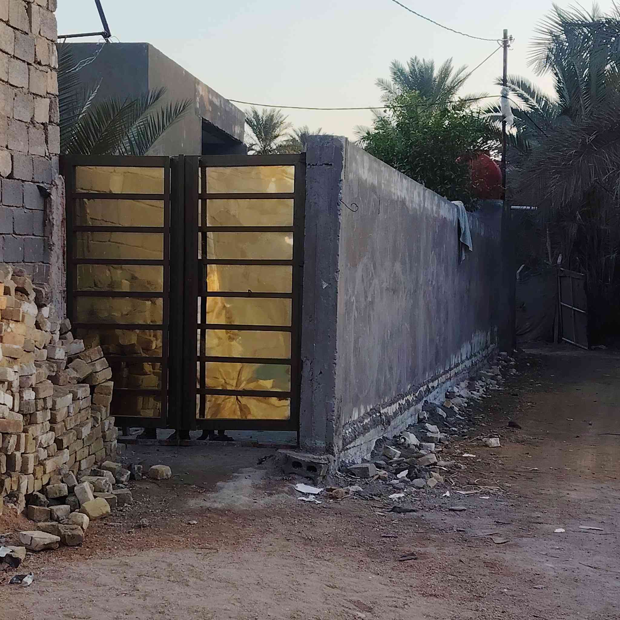 سلام عليكم  أخوان(بيتين) للبيع أول واحد يحتوي على غرفتين+صاله+مطبخ+مجمع صحيات خارجي المساحه150متر والثاني. يحتوي على غرفتين +صاله+مطبخ+أستقبال والارضيه بورسلاين البيوت كاملات بيهن ترتيب بسيط  الي حاب يتواصل خاص او على الرقم المذكور***********🤍
