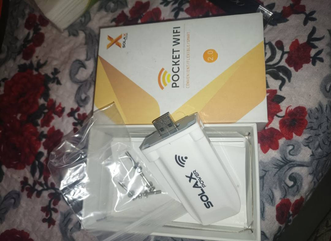 الجهاز الموضح في الصورة هو واجهة SolaX Pocket WiFi (دونجل واي فاي). وظيفته الأساسية هي تمكين المراقبة عن بعد لأنظمة الطاقة الشمسية التي تستخدم عواكس SolaX.
الاتصال بالإنترنت: يتم توصيل الجهاز بعاكس SolaX (باستخدام وظيفة التوصيل والتشغيل "Plug & Play") ويتصل بشبكة الواي فاي المحلية لنقل البيانات. 
المراقبة في الوقت الفعلي: يرسل الجهاز بيانات التشغيل الرئيسية، مثل توليد الطاقة واستخدامها وتنبيهات النظام، مباشرة إلى منصة SolaX Cloud السحابية. 
التحكم والإدارة: يتيح هذا الاتصال للمستخدمين والمهنيين مراقبة أداء النظام وإدارة إعداداته وتحليل البيانات التاريخية وتحديد المشكلات المحتملة عن بعد، أينما كانوا في العالم.


**إذا كنت صاحب هذا الإعلان وتريد حذفه لأي سبب، رجاءا أرسل رسالة إلى الدعم الفني**