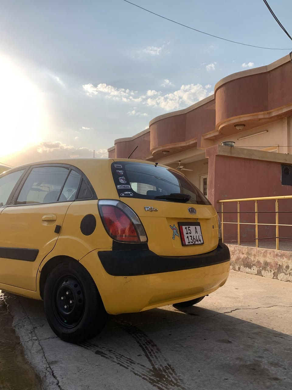السلام عليكم كيا ريو ٢٠٠٦ للبيع مكانها بالموصل السيارة حلوة وبيها شويا خيسان بل داير تبريدها ماشاءلله ثلج منظومة جديدة شادلها طخم تاية بسيارة طخم امامي خلفي جديد دواخلها حلوة (رقمها انبارررر) صاحبها بالموصل يحول  كيرها جديدة محركها جديد عينا وكلج جديد ( كير عادي ) 
السعر (( ٦٢)) وبيها مجال ***********
