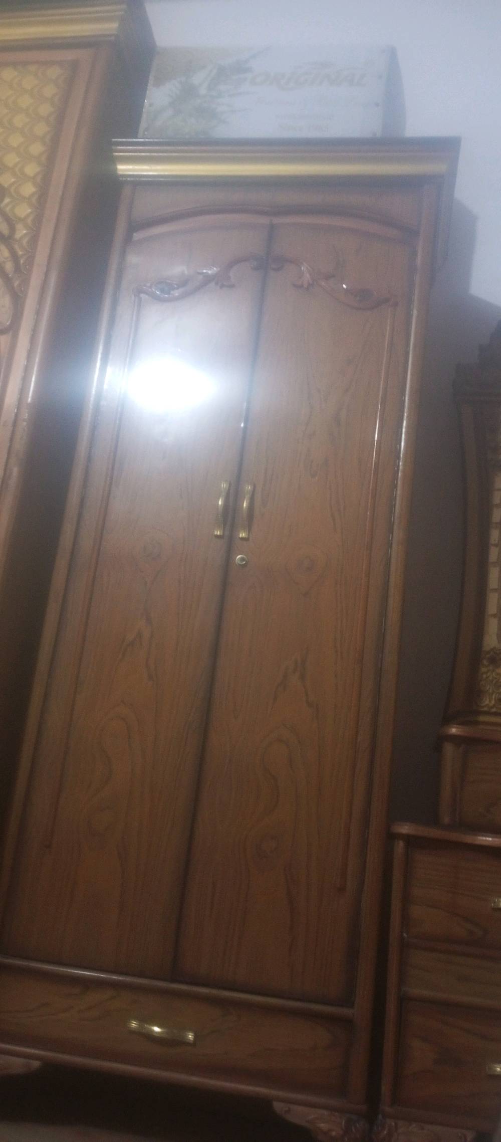 سلام عليكم غرفه للبيع عراقي كامل وملحقاتهاا نضيفه واتساب سعر ٥٠٠ بيها مجال ***********