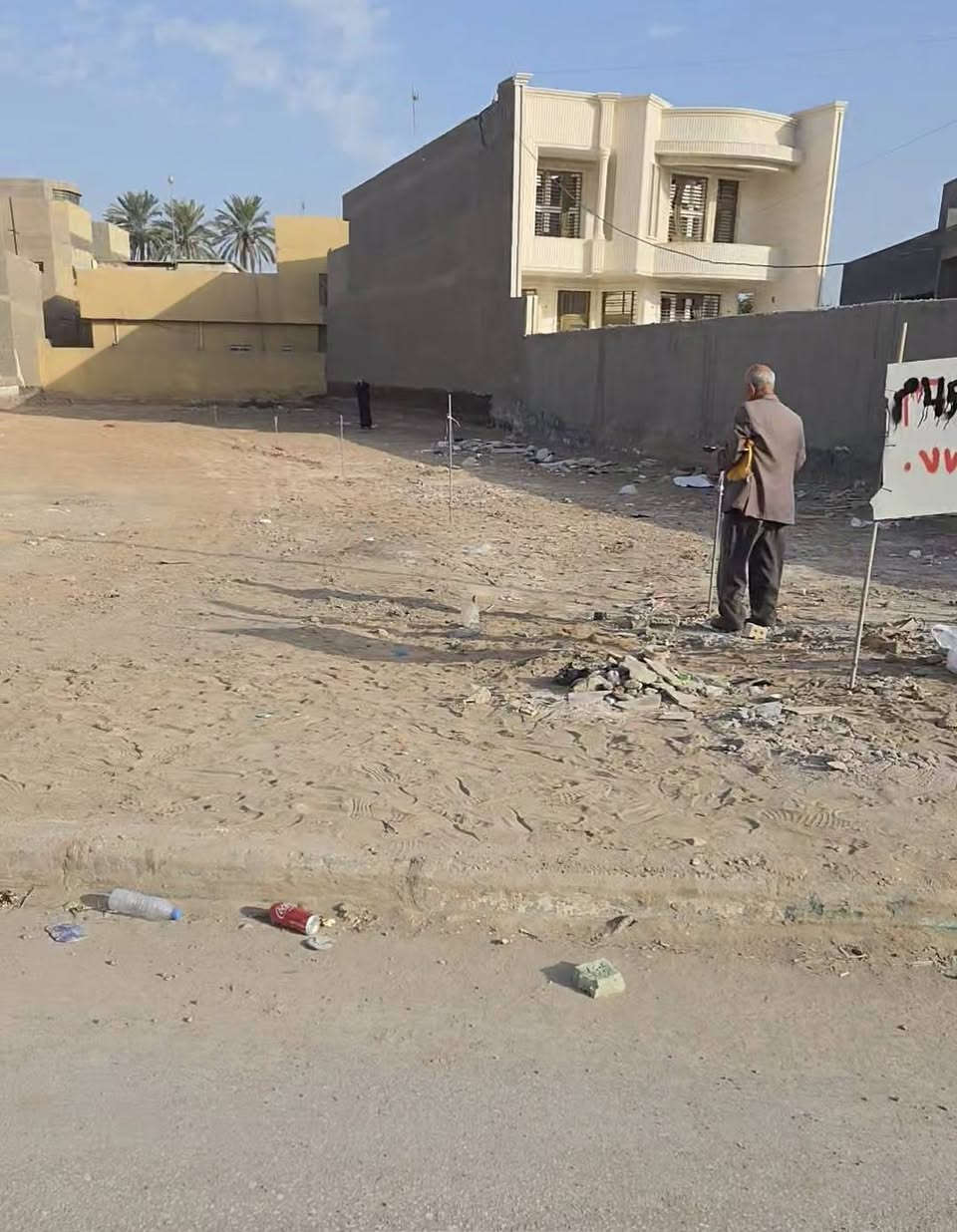 قطعة أرض للبيع المساحه طابو  ٢٢٠ متر مع فضله بمساحة ١٥٠ متر مجموع المساحه ٣٨٠ متر  الواجهة ٨ متر زراعي ملك صرف الموقع حي المعلمين الأولى قرب معرض العزاوي للدراجات وقرب النهر  وخلف مستشفى القبس الاهلي السعر ١٦٠ مليون مجال موقع ممتاز ومميز جدآ للاستفسار 
مراجعة مكتب الصباغ او الاتصال 
***********
