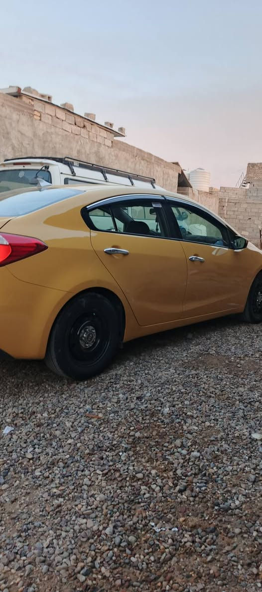 سلام عليكم كية فورتي موديل 15
سيارة وارد امريكي الحادث بس بلحافة مال الجاملق وحافد البنيد مكان السيارة بغداد المشتل شارع المدارس قرب التجارة السعر 110 مكلف بنأشر رقم الهاتف ***********
