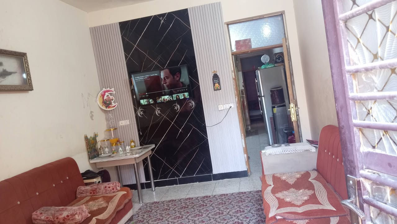 سلام عليكم بيت للبيع  السريدات الجديده المربع الثالث شارع الكابينه بيت ٧٥ متر طابق ونص
الطابق الاول طرمه واستقبال ومطبخ وغرفه وحمام وترك
الطابق الثاني بيتونه وغرفه مبني سندويج ماكامل  فقط سندويج وبلكونه صغيره وسطح
الاستفسار ع خاص
او علرقم ***********
