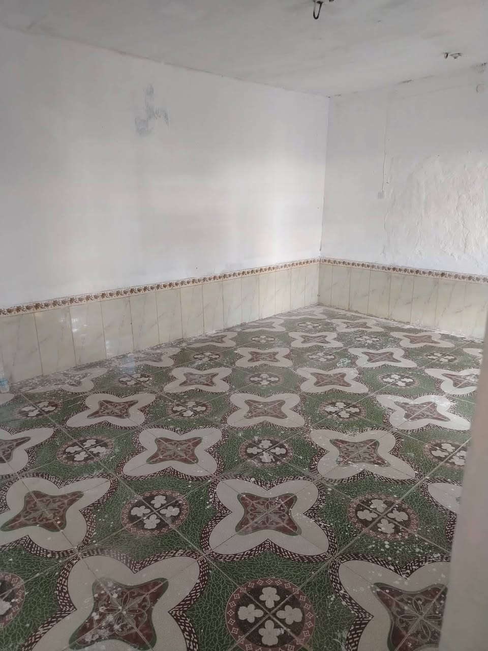 سلام عليكم بيت للايجار في حي التضحيه بيت بناء قديم بس جاهز للسكن غرفتين +استقبال +هول +مطبخ المساحه 200متر 
التواصل مع ***********
