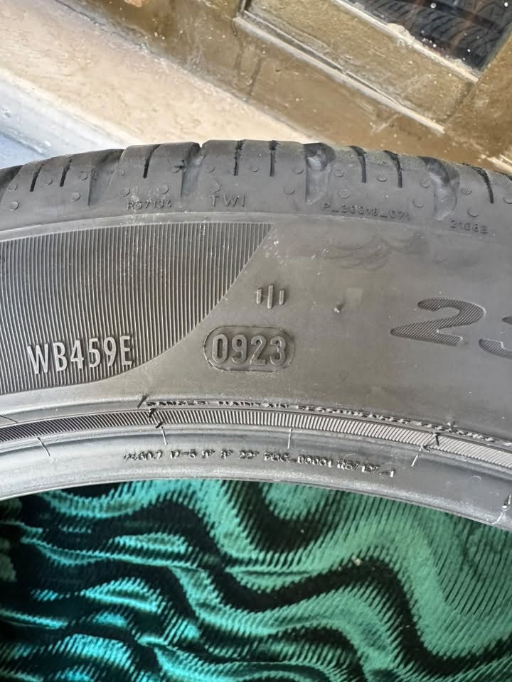 3 تايرات بيرلي نقشة زيرو القياس 235-45-18 بدون ركعه بدون فتيله بدون جغده اخو الجديد شرط انتاج2023 السعر 150 الف 
*********** واتساب موجود

