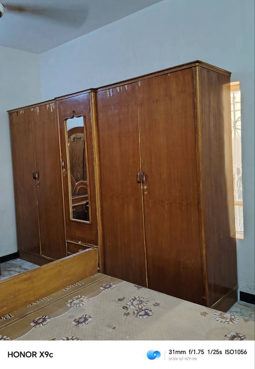 ٢٥٠ الف فقط بيع مستعجل غرفةمتكونه من ٥ قطع كنتور وجربايه وميز تواليت وتعلاكه خشب مع بوفية 
مكان حله بكرلي   
***********
