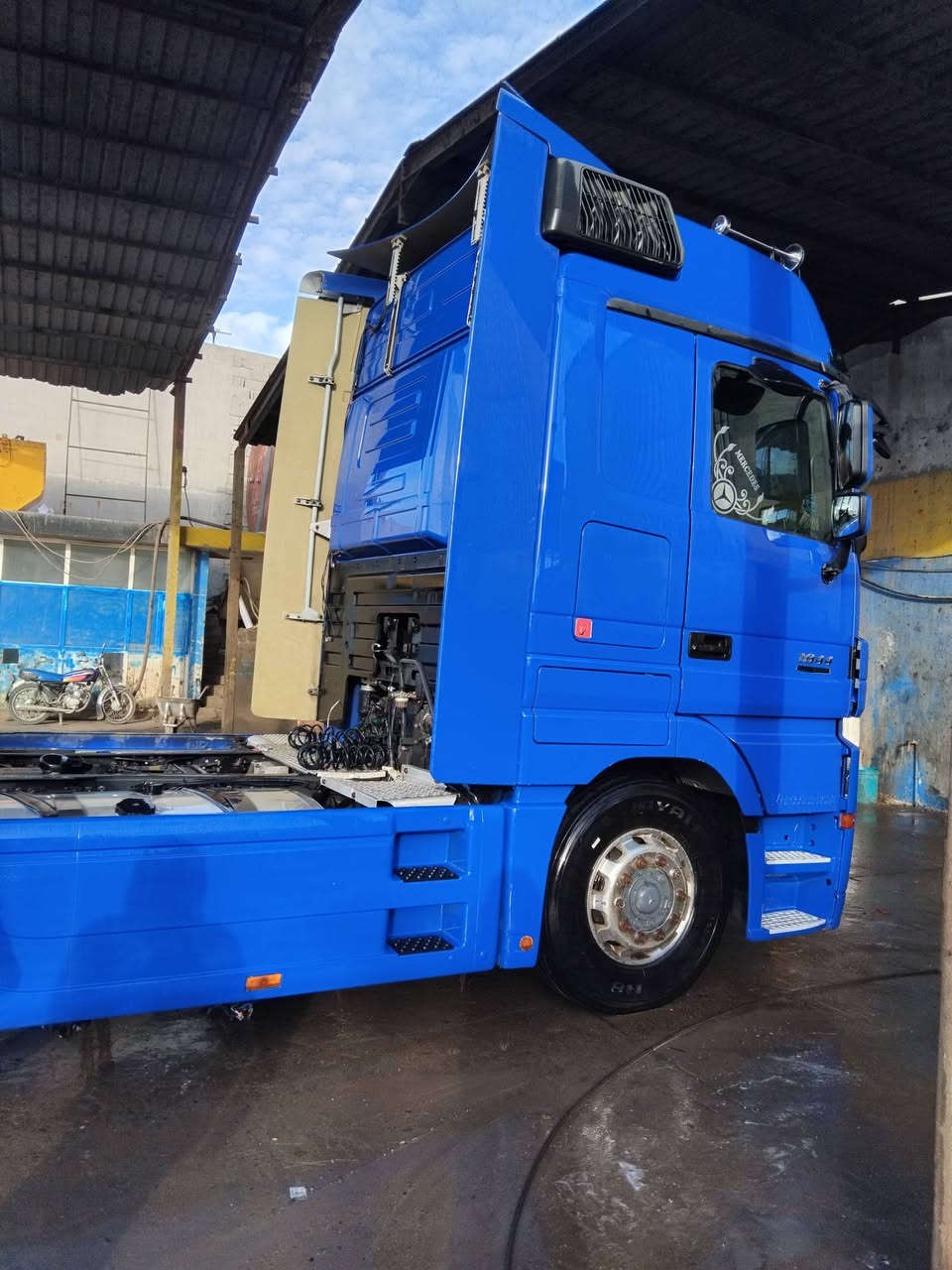 سلام عليكم  اكتروز     موديل 2006 تبريد رتايدر  ثلاجه.  حجم ،44.  كلج  كفاله  عامه رقم كركوك سنويه  تنكر +فلات  السياره جاهزه لشغل السعر. اتصل ***********
