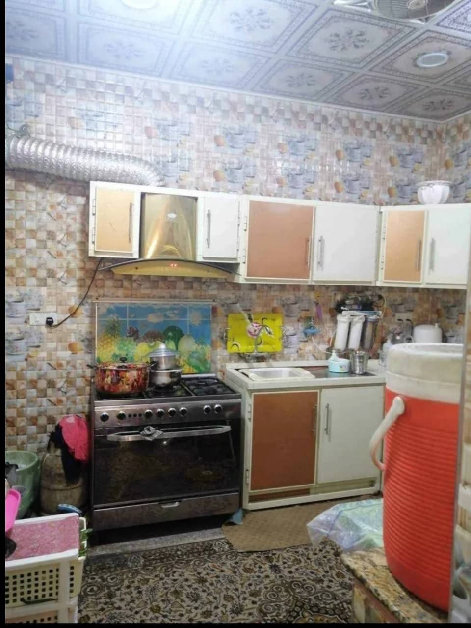 بيت للبيع ملك طابو صرف.خلف مول الباقرمباشرة  السوق نهاية حي العامل..   المساحة 200م.  غرف نوم 2 احدئ الغرف تحتوي على حمام سويت.  مطبخ سيراميك سقف ثانوي اوبن مفتوح على صالة وتحتوي على منور.  استقبال 4×8. حمام +منزع داخلي سيراميك.  تواليت داخلي مع منور خلفي.  طوارم خارجية 2. حمام وتواليت خارجي.  اضافة الى قمريات في الطوارم.  ارضية البيت كرانيت وسيراميك جدران ارتفاع 1.20م.  السعر 210 مليون  ملاحضة/لامانع من البيع عن طريق المبادرة او العقاري.  وقابل للمراوس في بيت او قطعة اقل منه سعر مع دفع الفرق لي..  م/(***********)
