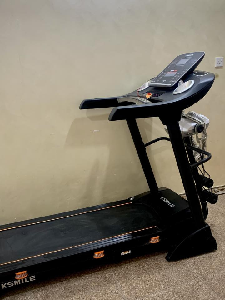 جهاز جري منزلي  من ماركة KSMILE
يتحمل وزن اكثر من 130 كجم ، قابل للطي سهل التخزين يرهم قاعات + منزل ، توقر شاشه سرعة ، الوقت، والمسافه وحرق  السعرات
قياس نبض القلب  وهواي مميزات بي 
نضافه جداً عاليه استخدام بسيط 
تجي تفحص وتاخذه 
مكان السماوه رقمي واتساب  ‭0786 482 8330‬
