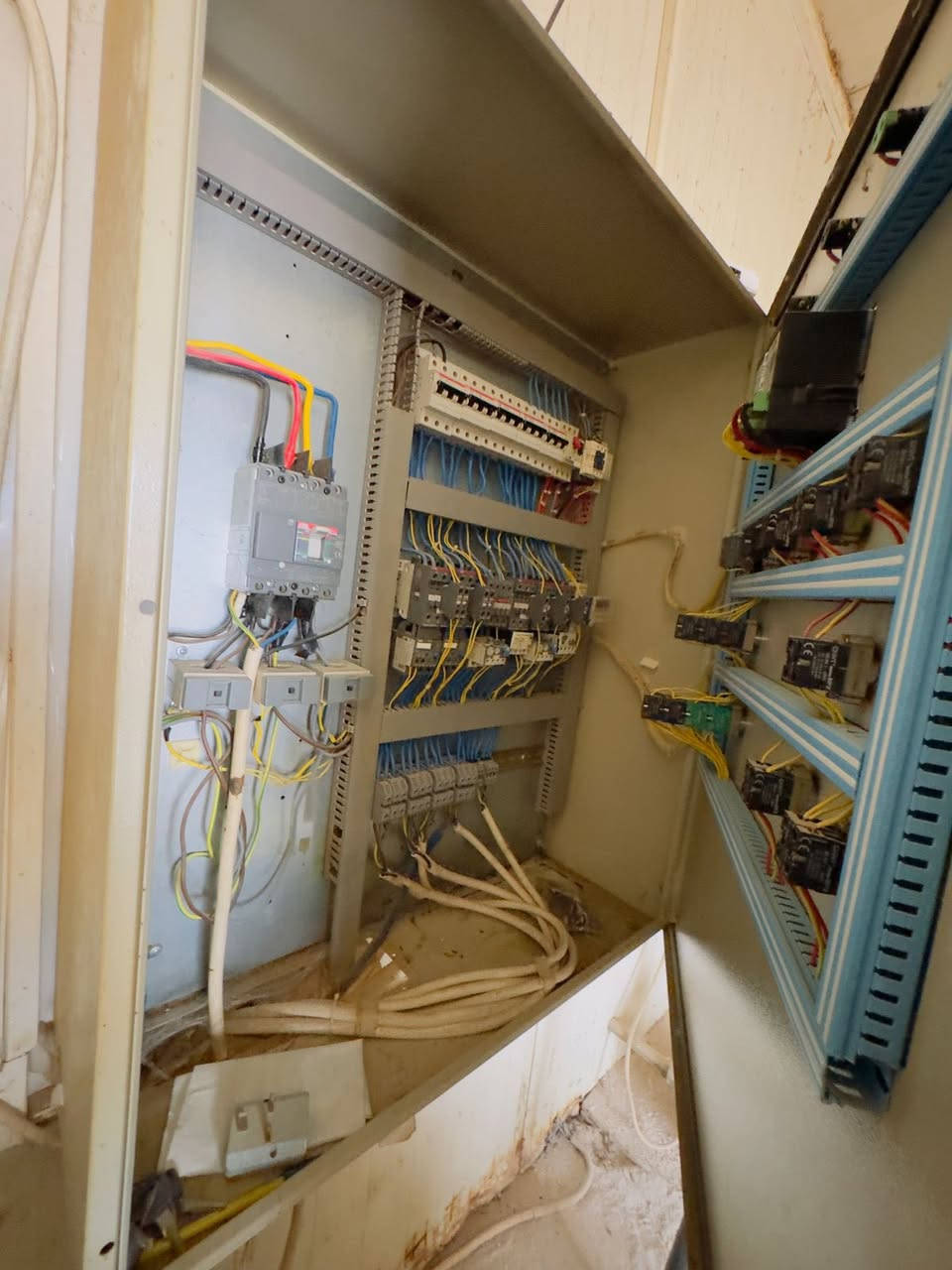 فرصة للبيع محطة RO كاملة
بطاقة 3000 لتر/ساعة
المحطة تشمل:
 • منظومة RO
 • الفلاتر
 • المضخات
 • اللوحات الكهربائية
 • القواطع
 • الخزانات والملحقات الظاهرة بالصور

المحطة مناسبة للتشغيل أو إعادة التأهيل أو الاستفادة من معداتها.

ملاحظة مهمة:
المحطة تحتاج تبديل ممبرين
والبيع على الموجود بالصور فقط ماكو فصال من تجي.

السعر: 6,650,000 مليون دينار قابل للتفاوض
والي يريد يشتري صدك 
الاتصال بالرقم (***********)
