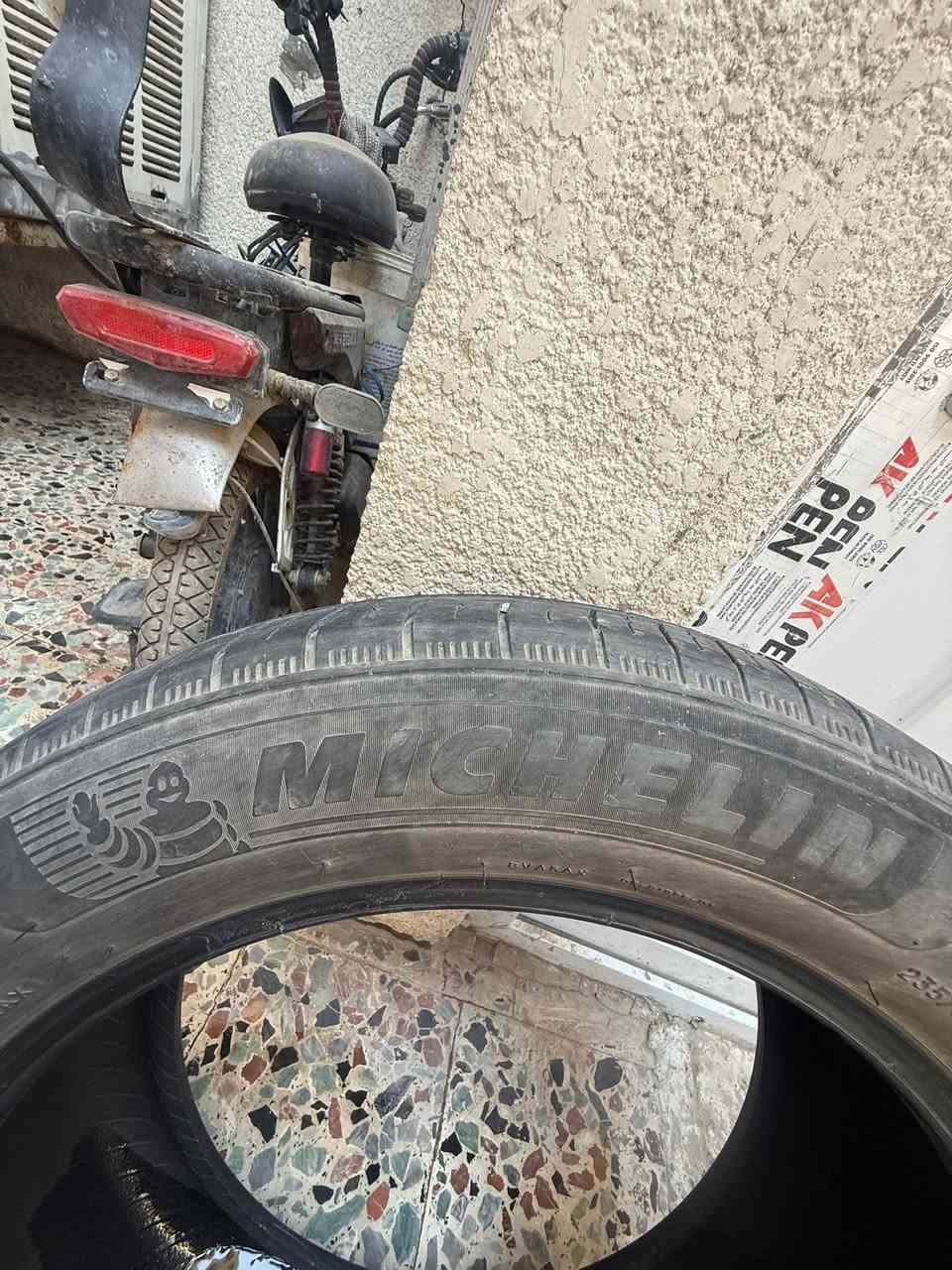 زوج تايرات. نظيفات. ***********
