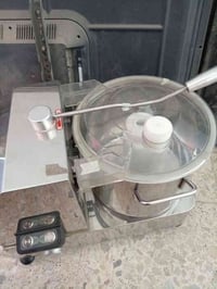 خلاط حمص وصلصات جديد غير مستعمل... السعر 300 للإستفسار 07703418922