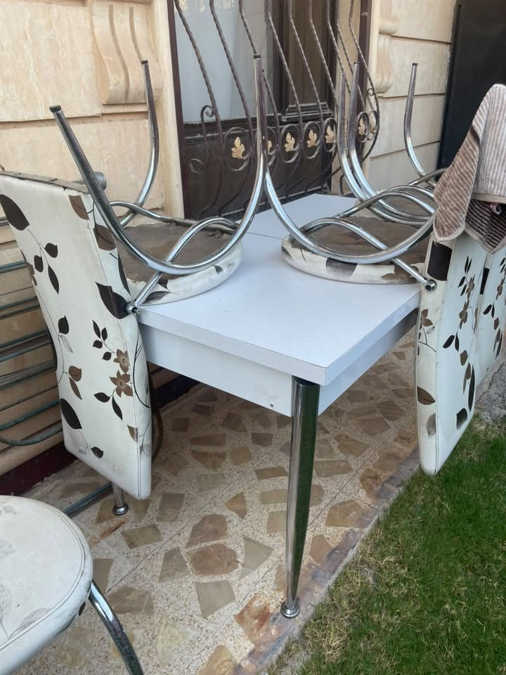 غراض للبيع شلعه وحده
١- ثلاجة كنكورد بلاديه 
٢- طباخ كريازي مستعمل 
٣- مع طباخ منضدي  عشتار 
٤- مع ميز طعام يكبر ويصغر مع ٥ كراسي 
كلها شلع ٣٠٠ مكانها القادسيه 
***********
