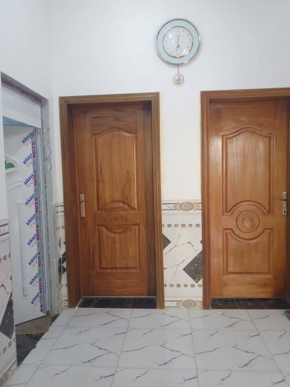 سلام عليكم. متوفر بيت للبيع منطقة الشراكيه الثالثه مقابل مجمع بوابه المثنى مساحة ٢٠٠م بناء حديث غرفتين وصاله ومطبخ وصحيات وبراني خدمات كامله السعر الكلي ١٣٠ مطلوب إسكان ٤٧.ينزل من ضمن السعر . شهريا ٢٤٦ أقساط يعني بيد البايع تدفع ٨٣ مليون استفسار اكثر اتصال*********** أو واتساب ونكون بخدمتكم ملاحظة عموله المكتب ١% من الطرفين
