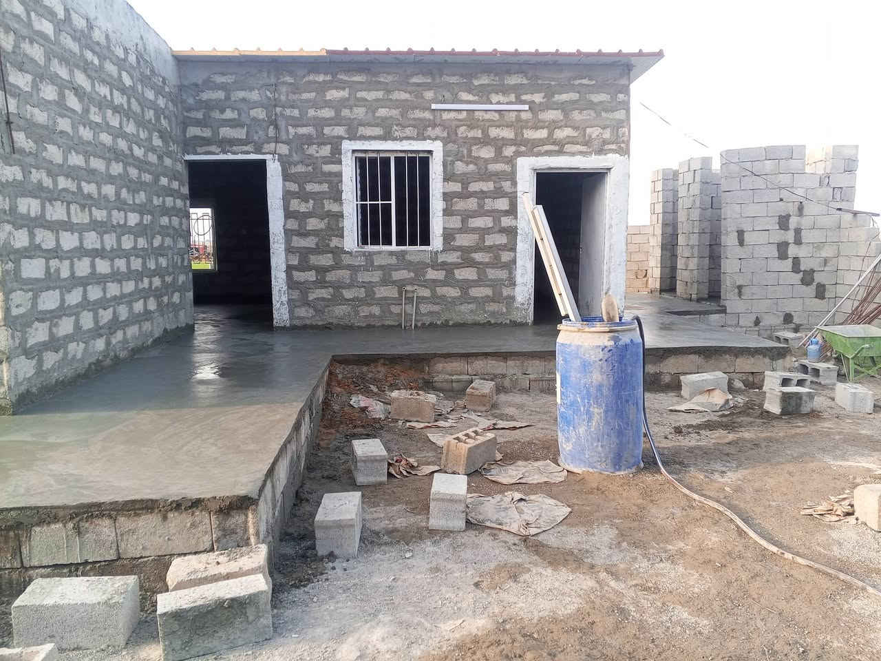 السلام عليكم
يوجد عمال كادر كامل 
1_تصفير البيت من الانقاض وتطلع خارج البيت 
2_تنزيل البيت اذا كانت الارضيه غير معتدله 
3_فرش حجر وحدل الارضيه بعد ما ترش بالماء +توجد خباطة صب سقل ولاش وتصفيط اساس وتسليح ***********/***********
