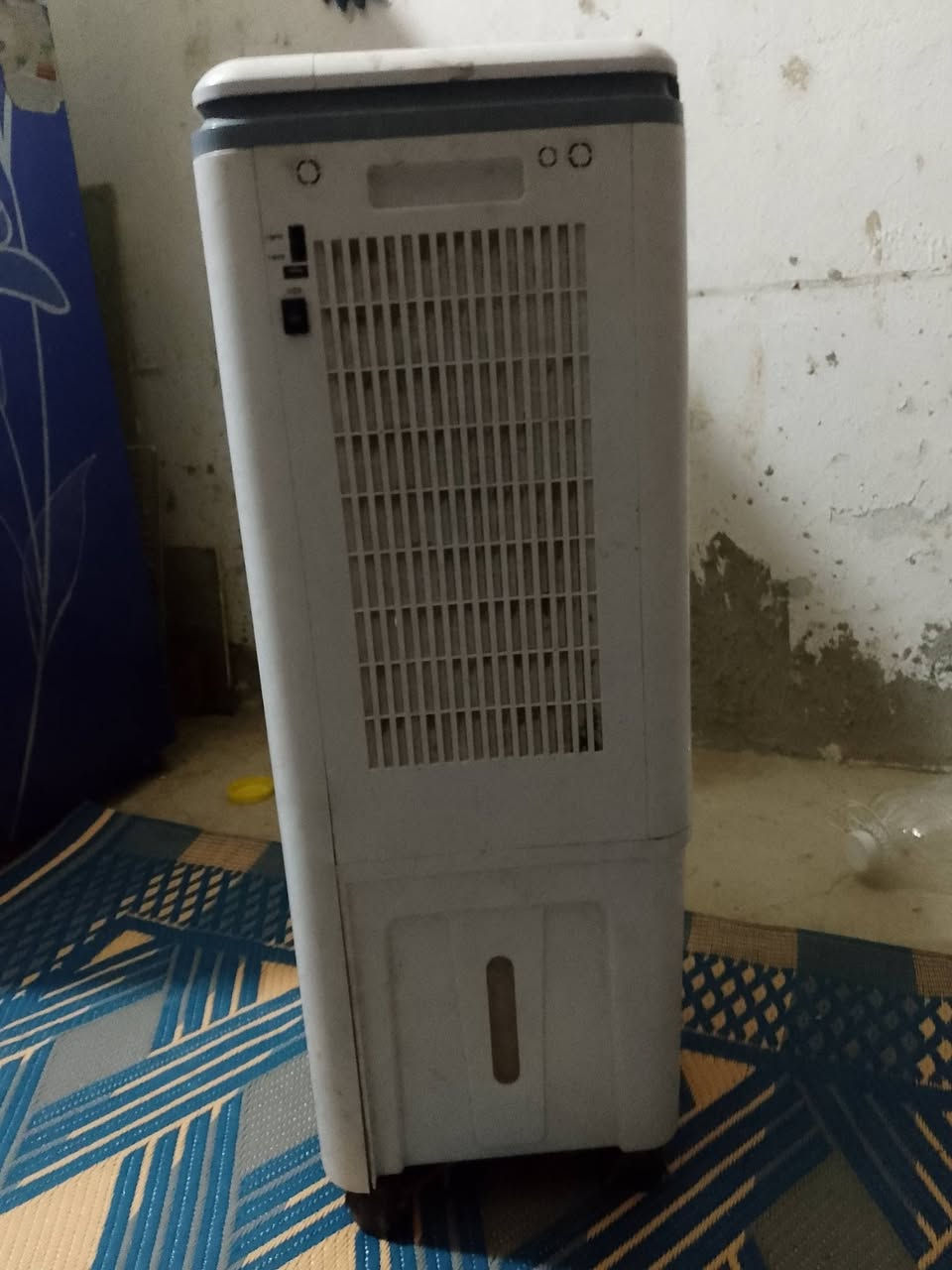 السلام عليكم مبرده شحن اخت جديده مال غرفه صغيره لو محل السعر 60وبيهه مجال عايزهه شاحنه 5الف تشتغل على كهرباء وشحن  العنوان بغداد سبع قصور اتصل واتساب ***********
