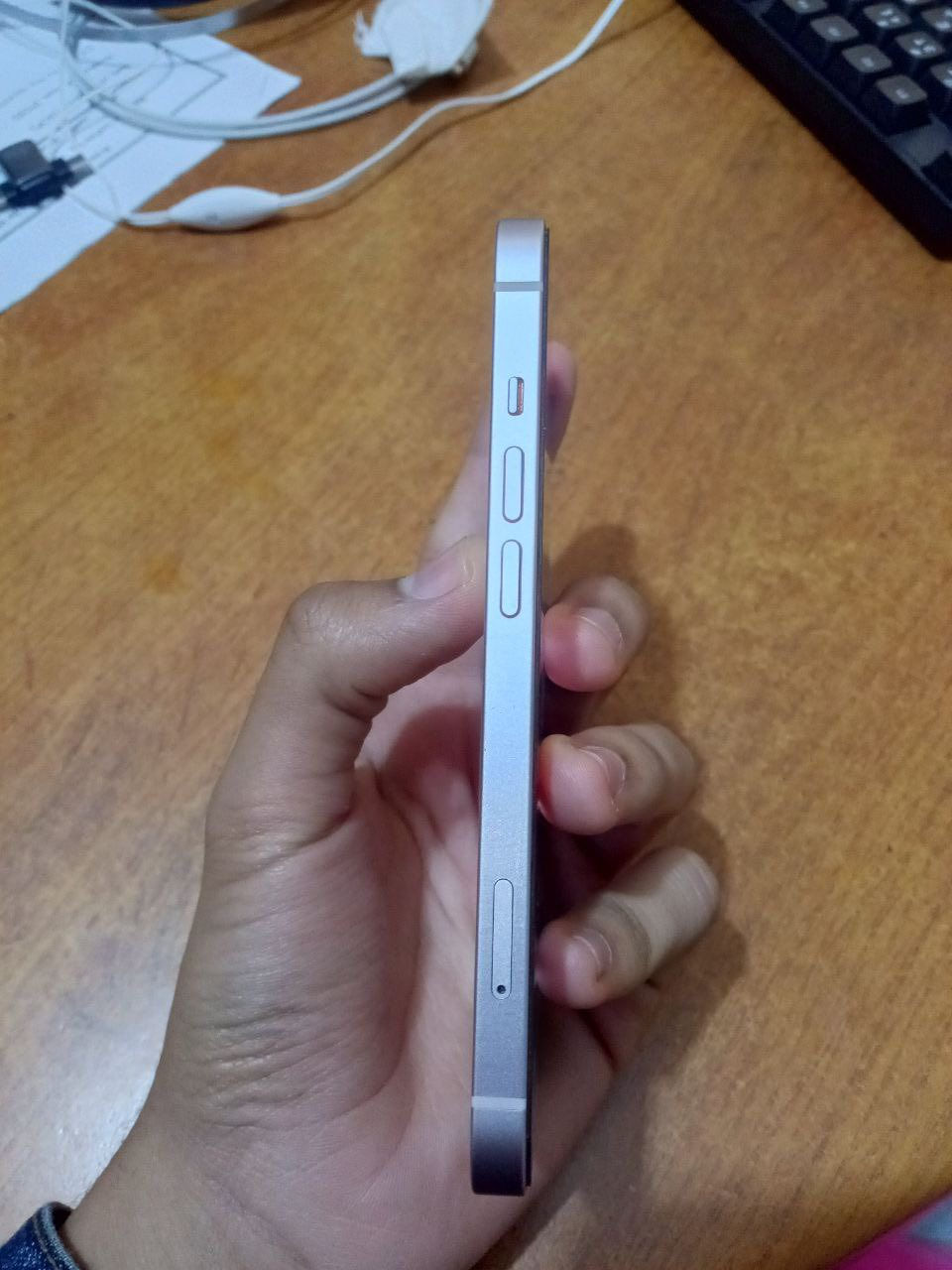 السلام عليكم ايفون 13 العادي للبيع 350 الف وبي مجال بسيط جهاز مكفول شخط مابي ما مفتوح نضيف كلش كامل ملحقاته موجوده حته الكارتونه وشاحنته الاصليه 
نموذج m 
ذاكره 128
بطاريته الاصليه 70 
اخر تحديث 26.2 
الديوانيه ام الخيل


**إذا كنت صاحب هذا الإعلان وتريد حذفه لأي سبب، رجاءا أرسل رسالة إلى الدعم الفني**