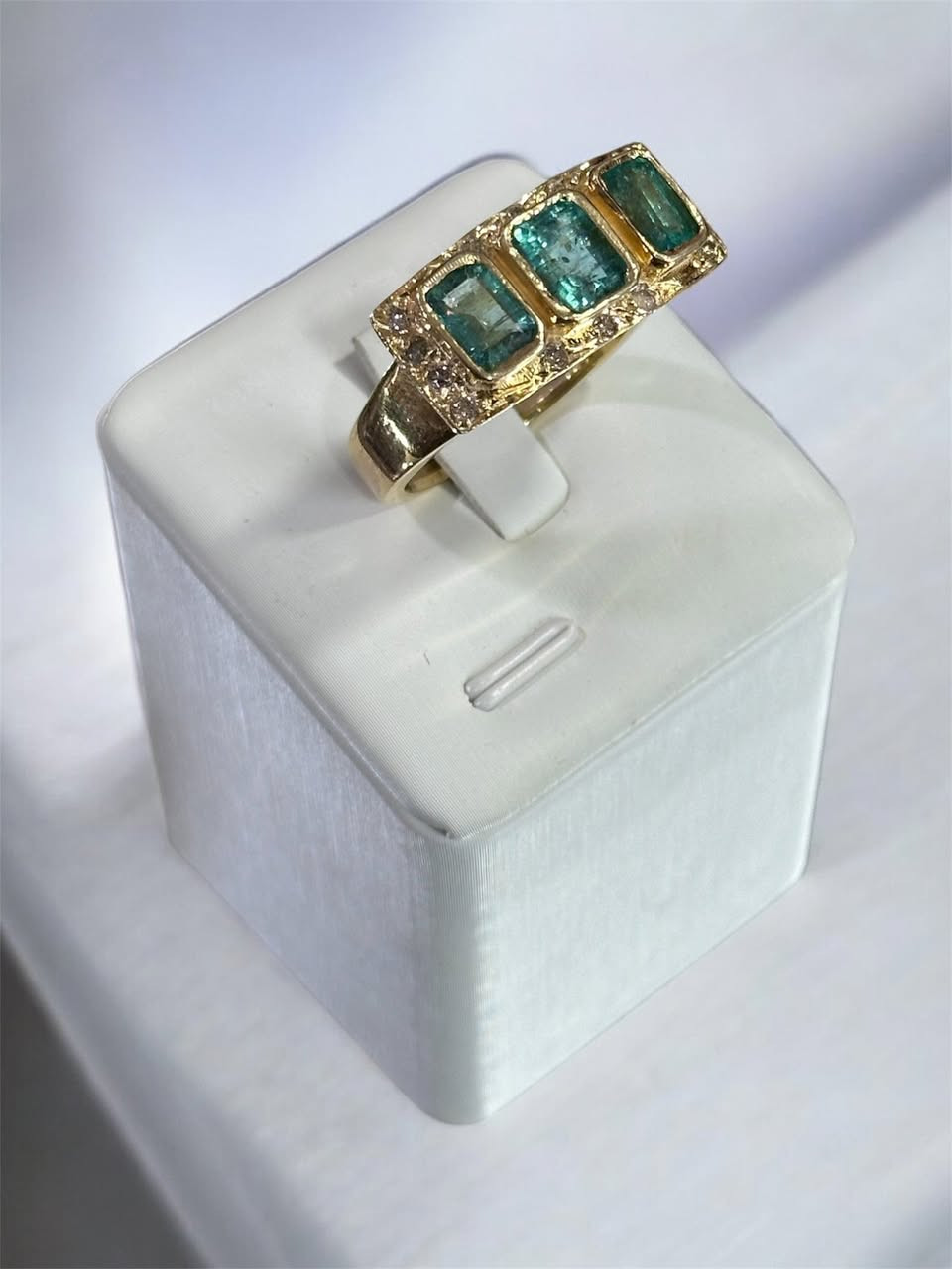 محبس    
صناعة يدوية 
-  فضة عالية /  925 طلاء ذهب عيار 18
- حجر طبيعي اخضر نوع ( زمرد كولمبي)    
     ( مرصع بالألماس ) 
- العنوان / بغداد / الكرادة /  شارع سلمان   
   فائق  (  مجمع بازار انتيك بغداد)  
   الطابق الاول  
  للاستفسار اكثر الاتصال لاستفسار اكثر الاتصال 
  ***********        
  *********** 
واتس اب او فايبر او مراسلة الصفحة.
