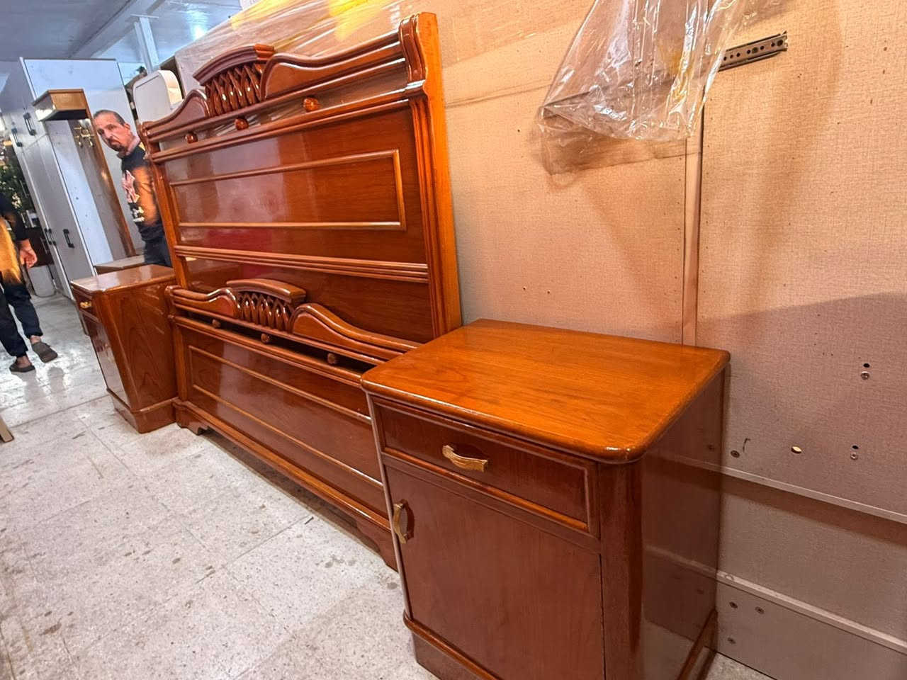 غرفتين صاج داخل وخارج شغل ثكيل 
النقش زان 
النظافة ٩٥   ٪؜
بغداد الجديدة/ مجمع الرحمة التجاري 
للاستفسار/ ***********
