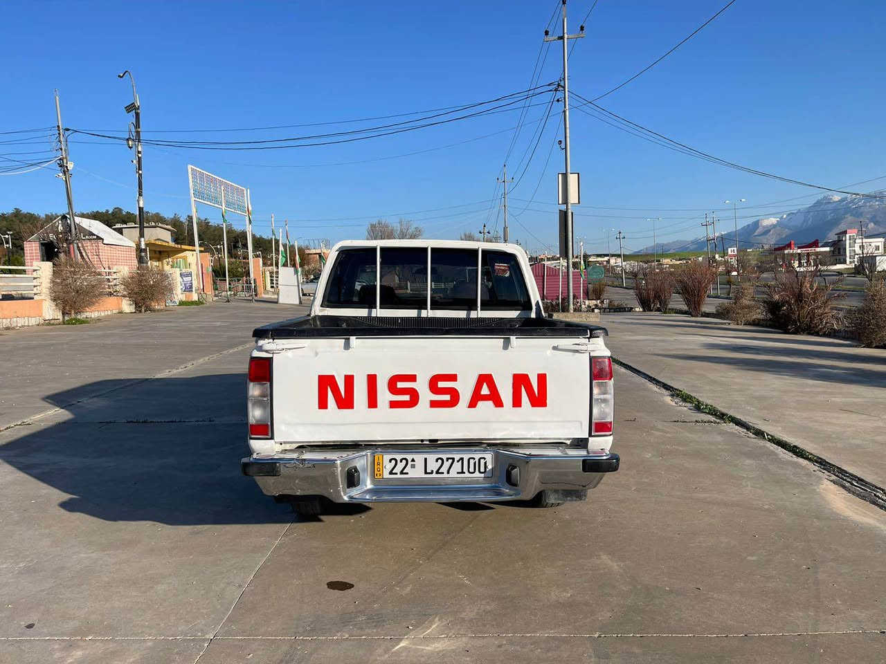 نيسان ٢٠٠٧
گيرومه كينه و اكسل به شه رت 
سه ياره كه سه نه وى تاكو ٢٠٣١ به سه رناچى
سه ياره كه به له به له بوياغه من به عام ده ى فروشم
پاش و پيش سه ياره كه كه بسه بيليدران بئ وه رگه ران 
سه ياره كه مالى دوسته كاره بايى و دارو به ردى به شه رت
***********
*********** بشدار, السليمانية
