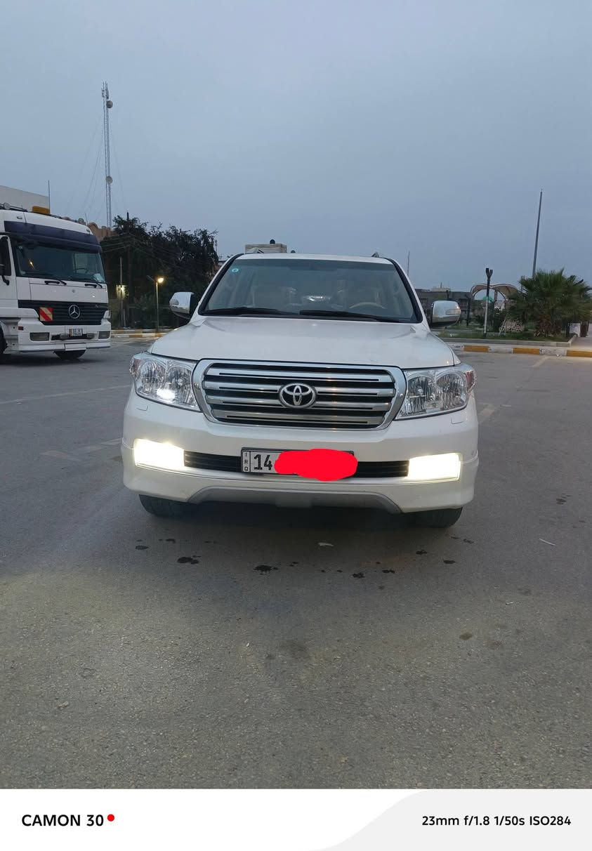 لاندكروز مديل 11 ستينيه
GXR 
 6 سلندر 4000 cc  مكينه كير حداديه كفاله تبريد ثلج 
موصفات ستينيه معروفه
1-بصمه جميع لابواب
2-شاشه وكامره
3-تحكم استرين
4- مثبت سرعه
5-ثلاجه 
6-اربع قطع تبريد 
7-لايت زينون عالي ناصي 
8-فور ويل 
9-حساسات امامي خلفي 
سياره لون ابيض صدفي سياره مكفوله صبغ وتبديل ما عدى شويه صبغ بل دعاميه اماميه 
وبيه فابلون لازك عله بنيد فقط سياره جاهزه من كلشي وبيه كتاب فحص من مندلاوي 
رقم بصرع بسمي مشروع وطني 
رقم *********** 
سعر ٣٣٥ وبيه مجال لل شراي 
وسياره كلش نضيفه ربع ما تذب عليك شرط 
مكاني ناصريه مركز
