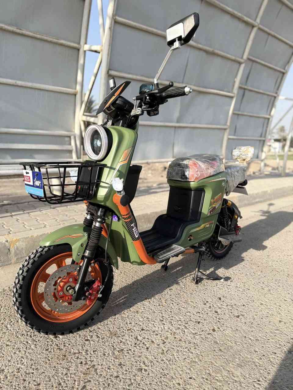 للبيع اكس 900 الشكل الجديد الجبليي⛰️
دراجة جديدة استخدام شهر خمس بطاريات كبار 38A 
تشغيل بصمة وكارت وسويج 
نضام 4 سرع ، R , P 
شاحنة اصلية ام العداد 
تمشي بالشحنة الوحدة 50 كم 
ملف وعقل 2000w 
بايدرات موجودات جدد ما مشدودات 
***********//*********** 
📍مكاني بغداد ابو غريب الزيتون 
السعر 450 الف
