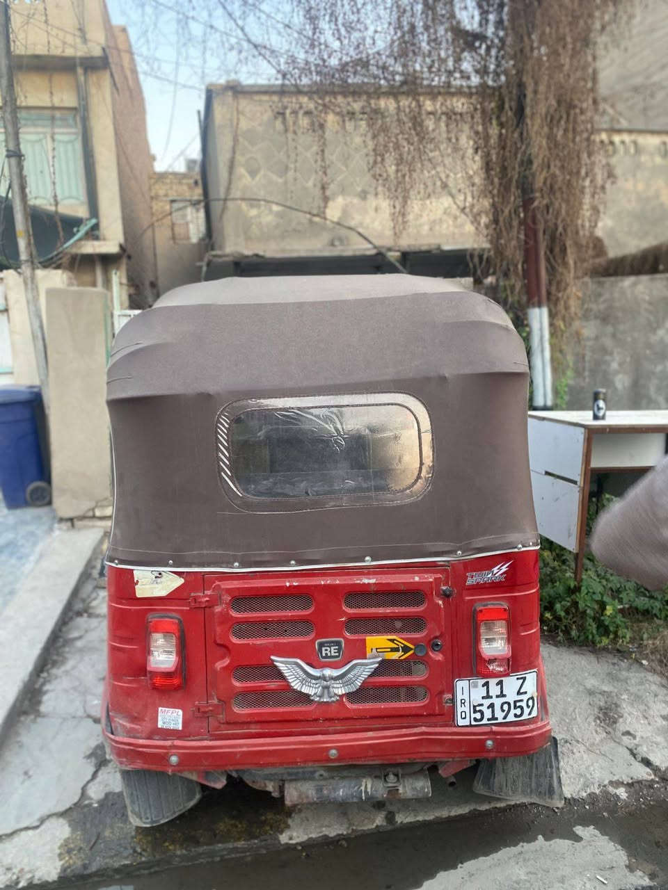 السلام عليكم عندي اثنين تكاتك للبيع وحدة 19او 18 مرقمه الصفرة 19اوراق عارضه اربعه ونص والحمرة خمسه ونص رقم انكليزي الحمرة كل نقص مابيها كبل لشارع والصفرة بيها ظربه مثل ماامو ضح بلصورة بلتكمه الظربه شغله هم مابيها شي مكاني حي العامل للتواصل ع الرقم  *********** اتصل او بيك خير وادلل اجي وشوف بعيونك
