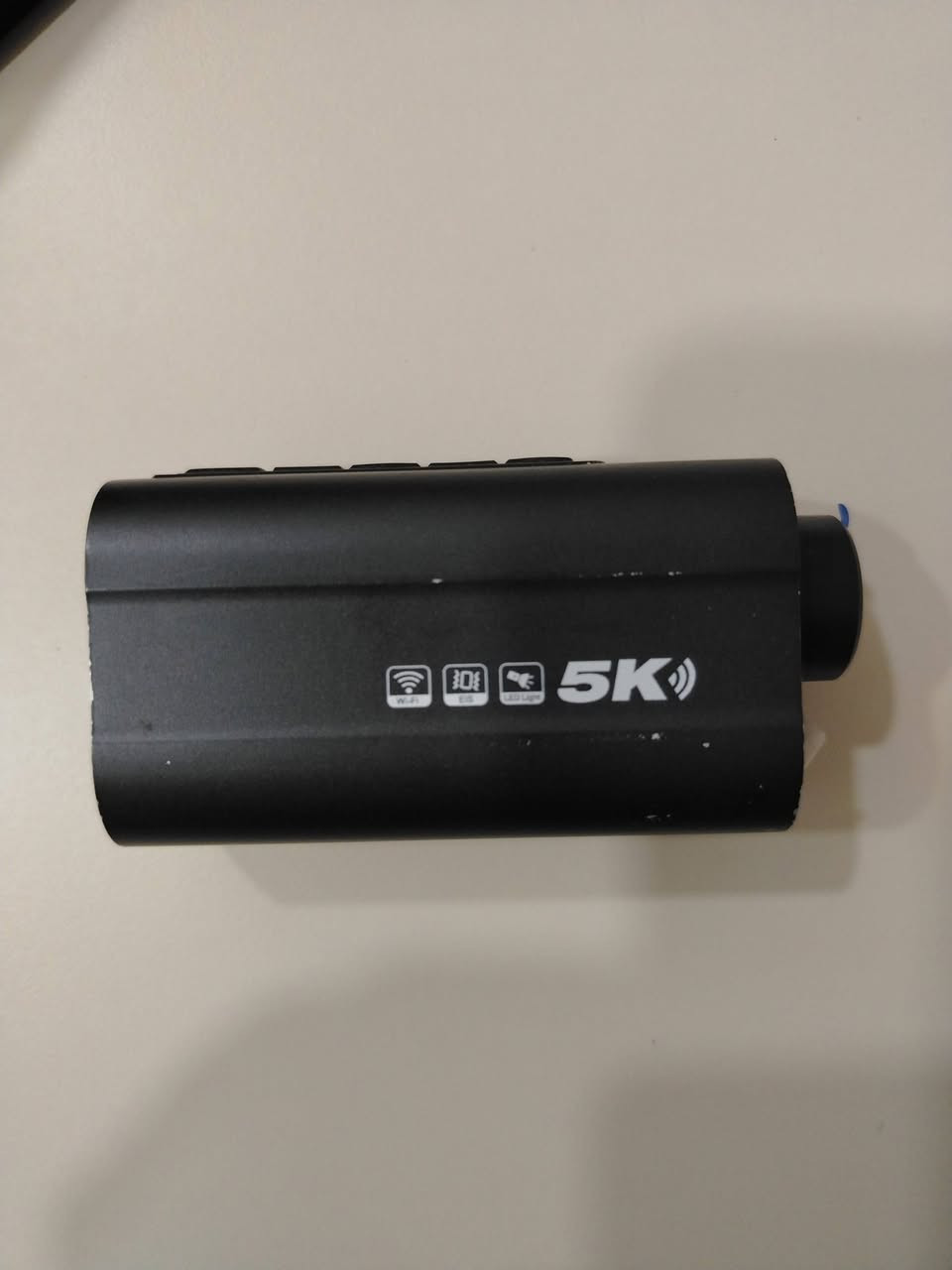 (Sport Recorder)
كاميرا دراجة رياضية بدقة 5K مصممة خصيصاً لعشاق ركوب الدراجات والأنشطة الخارجية. تأتي هذه الكاميرا بعدسة عالية الجودة قادرة على تسجيل الفيديو بدقة 5K بمعدل 30 إطاراً في الثانية مع دعم التقاط الصور الثابتة عالية الوضوح. تحتوي أيضاً على مصباح أمامي مدمج يُسهل التصوير الليلي والحركة في الإضاءة المنخفضة. كما تدعم الاتصال عبر Wi-Fi مما يتيح نقل الملفات مباشرة إلى الهواتف الذكية أو الأجهزة اللوحية بسهولة. تم تصميم الجسم الخارجي ليكون مقاوماً للصدمات وخفيف الوزن مما يجعلها مثالية للتركيب على المقود أو الخوذة أثناء القيادة.

 مميزات المنتج: 
- دقة تصوير 5K بمعدل 30 إطار/ث
- إمكانية الاتصال اللاسلكي Wi-Fi
- مصباح إضاءة أمامي مدمج
- تصميم مقاوم للصدمات وخفيف الوزن
- إمكانية تركيبها على الدراجة أو الخوذة
- تدعم التصوير الليلي والفيديو والصور الثابتة
 #كاميرا, #دراجة, #تصوير_رياضي, #5K, #واي_فاي, #اكسسوارات_خارجية #كاميرا_دراجة الرياضية


**إذا كنت صاحب هذا الإعلان وتريد حذفه لأي سبب، رجاءا أرسل رسالة إلى الدعم الفني**