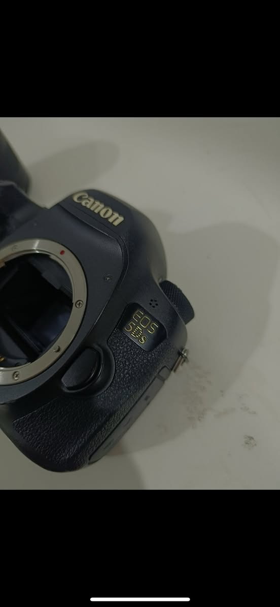 كاميرا canon 5DS
بدقة 50 ميگا بيكسل
نظافة ١٠٠ بالمية
وياها عدستين 50 f1.8 و 35-80
3 بطاريات وميموري كارت
وياها كل الملحقات


**إذا كنت صاحب هذا الإعلان وتريد حذفه لأي سبب، رجاءا أرسل رسالة إلى الدعم الفني**