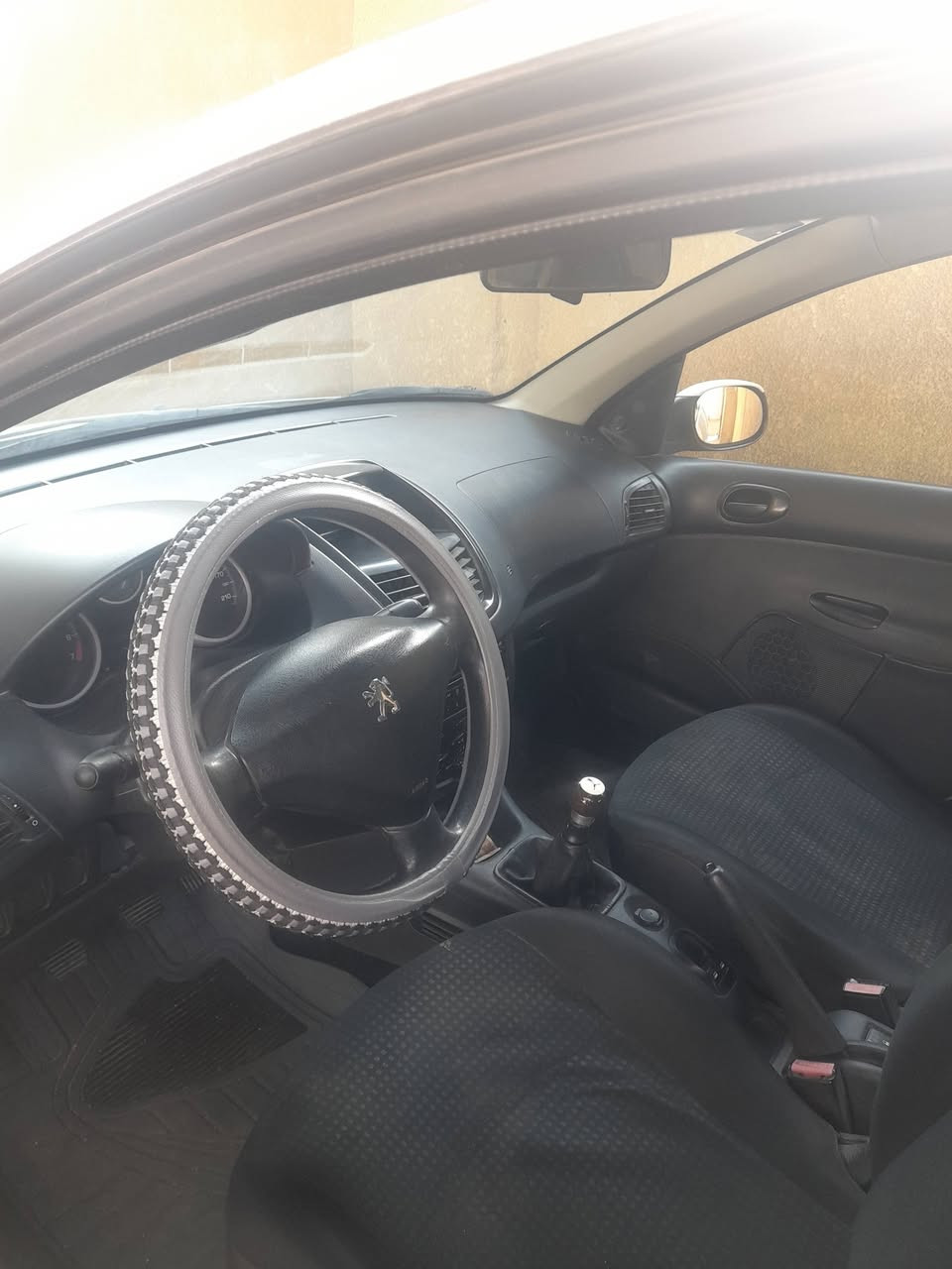 السلام عليكم بيجو 206 موديل2012 محرك وكير مكفول رقم انبار سنويه 2030 مابيها قطره صبغ بأسمي كهرباء كلها شغاله تبريدها فقط يحتاج كمبريسر مكاني بغداد المدائن السعر 42 مجال بسيط ***********
