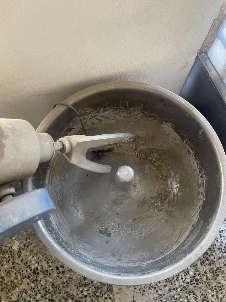 سلام وعليكم عجانه للبيع شغاله كلشي ما بيهة جديده كلش 

الاستفسار ***********
