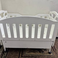 سرير طفل الحد ٤ سنه هزاز وتخزين  نضيف ومناسب  معه ناموسية حجم كبير ٧٥ ...