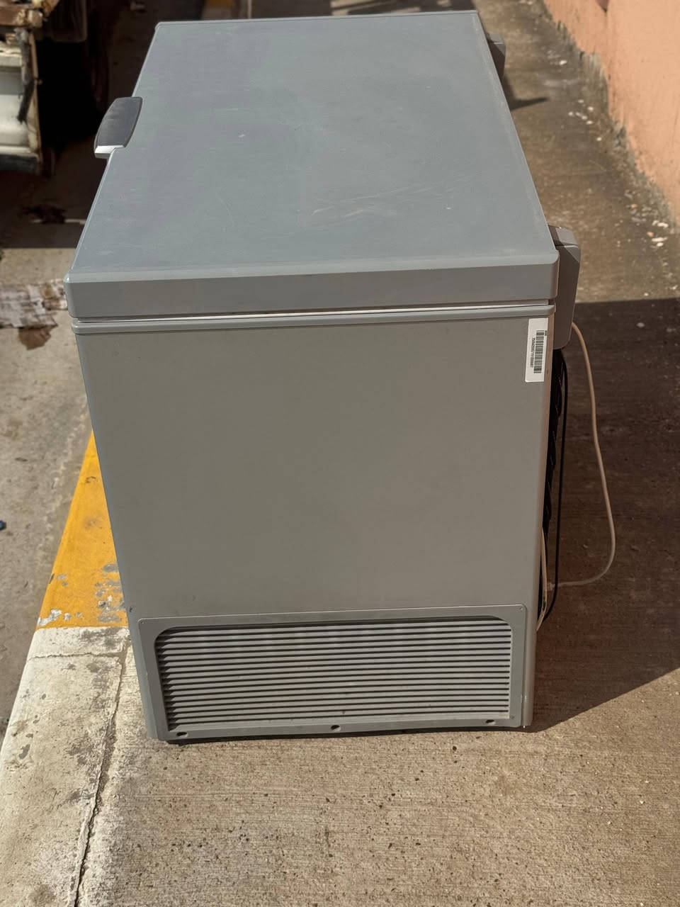 مجمدة عاطلة للبيع حجم كبير وجديدة أبيع عاطلة *********** بي واتساب
