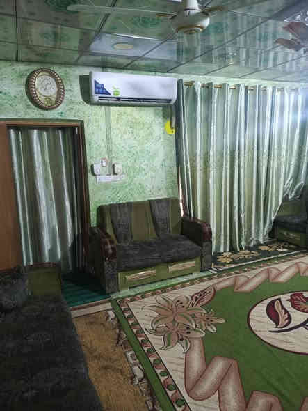 مكتب ولايه علي
🔶 للبيع دار سكني في النجف – حي النصر / شارع 15 الرابط بين النصر والميلاد 🔶
فرصة مميزة لامتلاك دار سكني بموقع حيوي وشارع عريض 15 متر، يتمتع بخدمات كاملة وطابع هادئ ومناسب للعوائل.
📍 المواصفات العامة:
المساحة: 200 متر
واجهة على شارع 15 متر تبليط
البناء: قديم لكن نظيف جدًا جدًا
البناء كونكريت والارضية سيراميك
مرتفع عن مستوى الشارع
🏠 تفاصيل الدار:
شقتان مساحة كل واحدة 25 متر (مؤجَّرات)
باقي الدار يحتوي على:
 غرفة نوم
صالة
هول
استقبال كبير
مطبخ
حمامات داخلية وخارجية
كراج للسيارة
✨ المميزات:
موقع استراتيجي يربط بين منطقتي النصر والميلاد
كافة الخدمات متوفرة
مناسب للسكن أو الاستثمار

💰 السعر: 250 مليون

للاستفسار اتصال أو واتس اب 
***********
