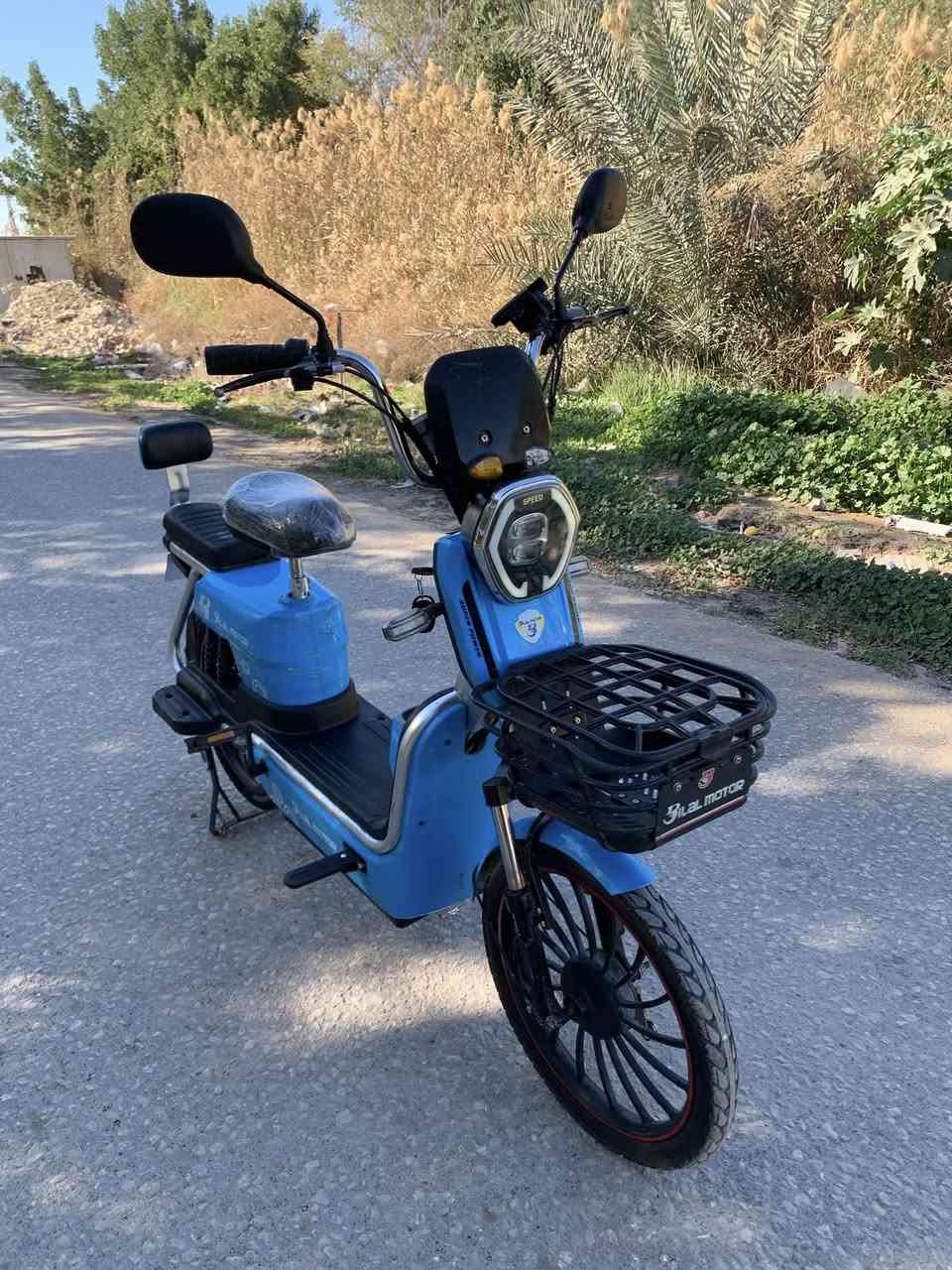 السلام عليكم 
دراجه شحن حجم 20 بطاريات عدد 5 جدد مصار سبوع من أخذتهن يمشن ب الشحنه 35 كيلو تايرات جدد جوبلس الدراجه كامله وما ناقصها اي شي سرعتها الحقيقيه 50 للتواصل موجود ع الخاص ***********
