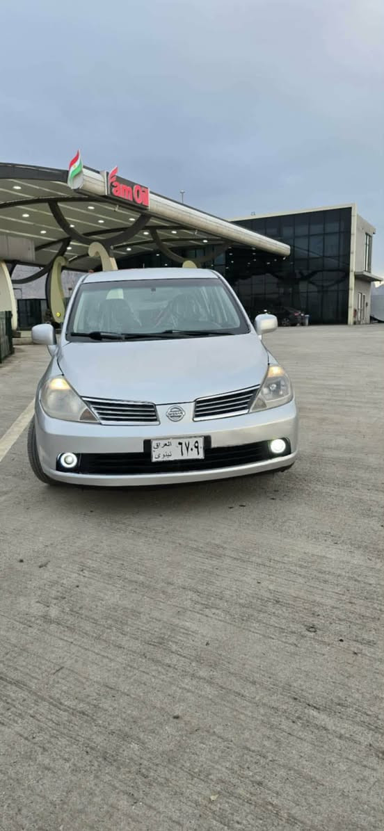 نیسان ڤێرسا مۆدێل 2008 سلڤەر
سەیارەکە ساغە مووس و بڕاوەبەشەرت بۆجوانی کورەکراوەتەوە چەمپێکی بچوکی پێشەوەی هەیە           گێر و مەکینە بەشەرت
سەیارەکە علوجە کەفالەتی مەدەنی بەشەرت 
سعری :43گەڵاومحامەلە
شوێن :ڕانیە
ژ.م. ***********
